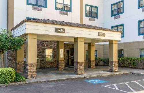 リンウッドにあるExtended Stay America Suites - Seattle - Lynnwoodの正面に駐車場がある建物