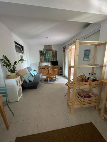 Uma área de estar em Appartement meublé Porto vecchio