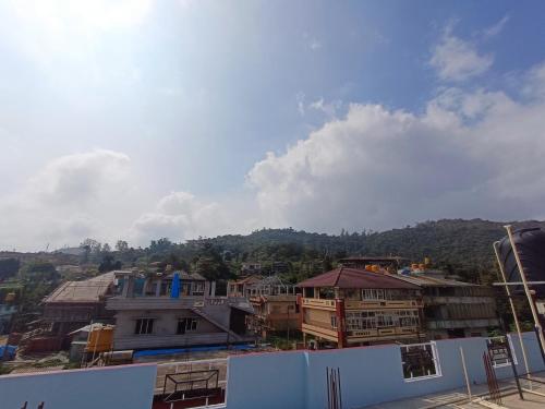 vistas a la ciudad desde el techo de un edificio en Sili Homestay, en Madikeri