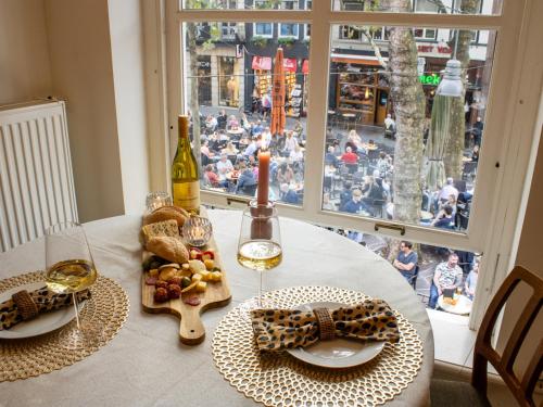 un tavolo con due bicchieri di vino e cibo sopra di Georgia's Bathhouse a Breda