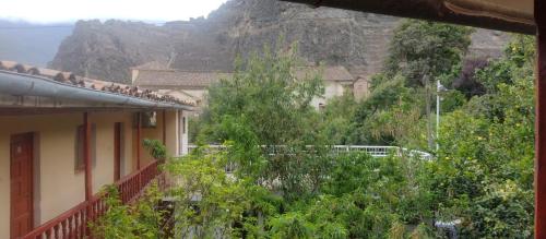 balkon z widokiem na góry w obiekcie Hospedaje La Ñusta w mieście Ollantaytambo