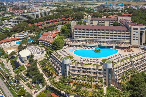 una vista aérea de un complejo con piscina en Melas Resort Hotel, en Side