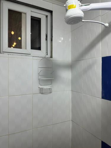 Kamar mandi di Hostal Compostela Inn