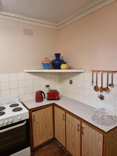 A kitchen or kitchenette at Two Pines, whole home in Tullamarine near airport!