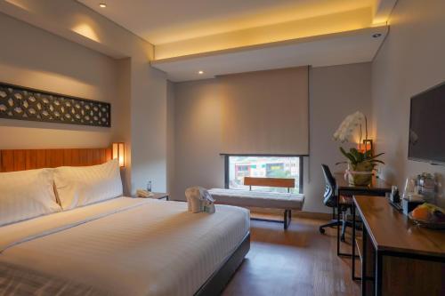 Una cama o camas en una habitación de BATIQA Hotel Lampung