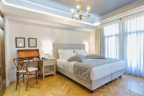 1 dormitorio con 1 cama y escritorio con ordenador en Sweet Home Hotel, en Atenas