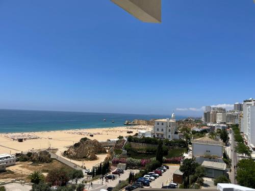 vistas a la playa y al océano desde un edificio en Appartement, praia da rocha, PORTIMAO, en Portimão