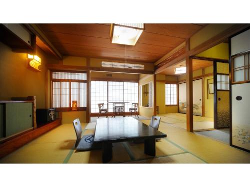 Cette grande chambre comprend une table et des chaises. dans l'établissement Hotel Tenryukaku - Vacation STAY 16412v, à Fukushima