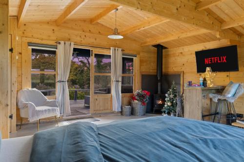 Ліжко або ліжка в номері Choller Lake Lodges - Primrose Cabin With Private Hot Tub