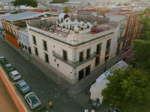 eine Aussicht auf ein Gebäude in einer Stadt in der Unterkunft Grana B&B in Oaxaca de Juárez