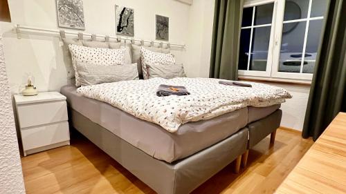 Cama ou camas em um quarto em Modernes Doppelzimmer mit Bad & AC in Kehl Goldscheuer - 1A Guesthouse