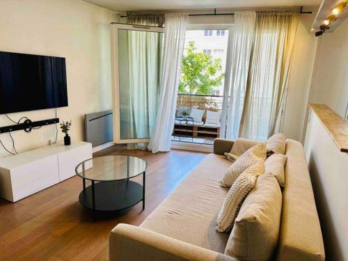 - un salon avec un canapé et une table dans l'établissement Appartement lumineux et spacieux proche gare, à Villeurbanne