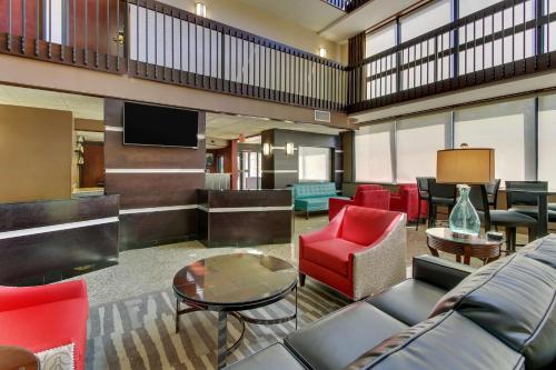 A television and/or entertainment centre at Heritage Inn Suites Houston Sugar Land, Trademark by Wyndham