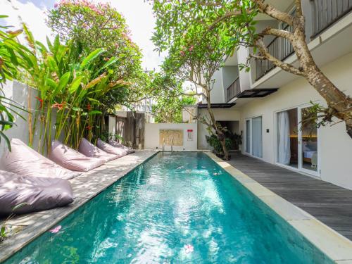 A piscina localizada em Hola Seminyak ou nos arredores