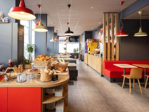 um restaurante de fast food com uma mesa com comida em ibis Geneve Centre Lac em Genebra