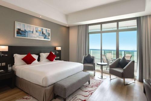 Gulta vai gultas numurā naktsmītnē Ramada by Wyndham Dubai Barsha Heights