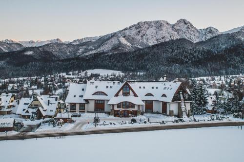 una vista aérea de una casa en la nieve en Tatra Resort & SPA, en Kościelisko