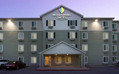 een gebouw met een bord aan de voorkant bij WoodSpring Suites Clarksville Ft. Campbell in Clarksville