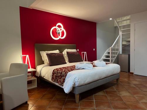 1 dormitorio con 1 cama grande y pared roja en Hôtel Le Château Fort de Sedan, en Sedan