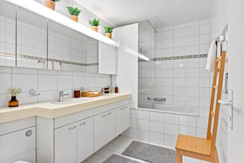 Un baño de Bright, Central & Modern apartment