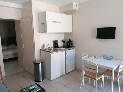 Majoituspaikan Apt duplex ou plain pied tout confort plein centre ville Bayeux avec terrasse ou extérieur parking gratuit à proximité, proche plages du débarquement keittiö tai keittotila