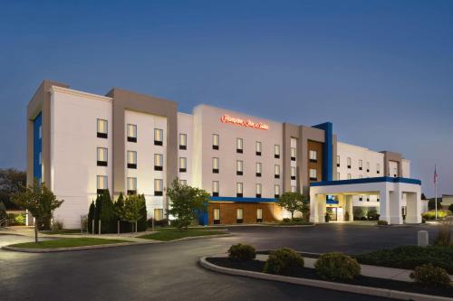 un gran edificio blanco con aparcamiento en Hampton Inn & Suites York South, en York