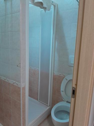 uma casa de banho com um WC e um chuveiro em Palma em Roma