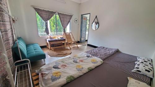 Postel nebo postele na pokoji v ubytování Chú Trọc Homestay - Phan Rang Homestay & Camp