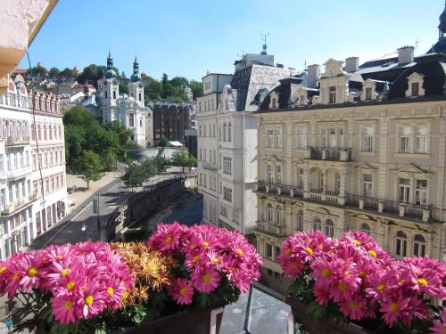 Cảnh Karlovy Vary hoặc tầm nhìn thành phố từ căn hộ