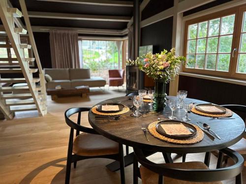 - une salle à manger avec une table et des chaises dans l'établissement Cabanes avec jacuzzi les pieds dans la vignes, 