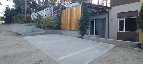 een betonnen blok voor een huis bij Departamento con parque a metros del mar in Ostende