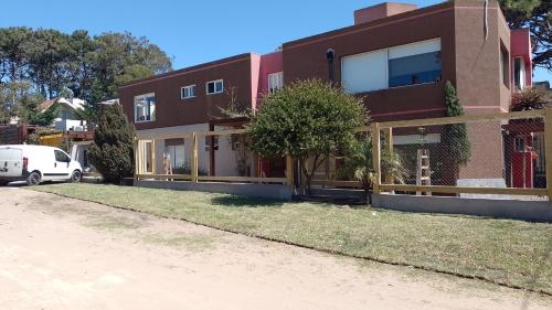 een huis met een hek ervoor bij Departamento con parque a metros del mar in Ostende