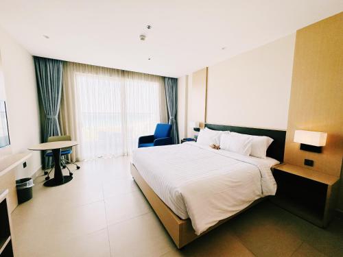 Cama ou camas em um quarto em The Cam Ranh Oceanview