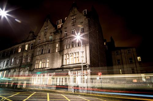 een gebouw met een straatlicht ervoor bij The Station Hotel in Aberdeen