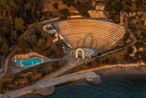 Kolam renang di atau dekat dengan Ramada Loutraki Poseidon Resort