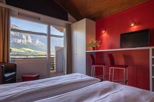 Cama ou camas em um quarto em Hotel des Alpes