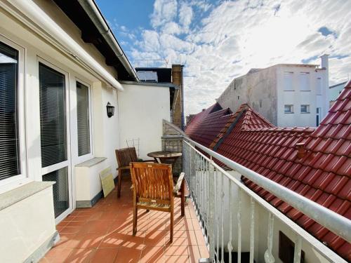 d'un balcon avec une chaise et une table. dans l'établissement Ferienhaus Maria, à Warnemünde