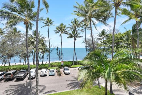 z powietrza widok na parking z palmami w obiekcie Amaroo - Luxury Apartment overlooking the Coral Sea w mieście Palm Cove