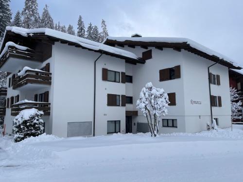 Kleines Bijou in Klosters Platz under vintern