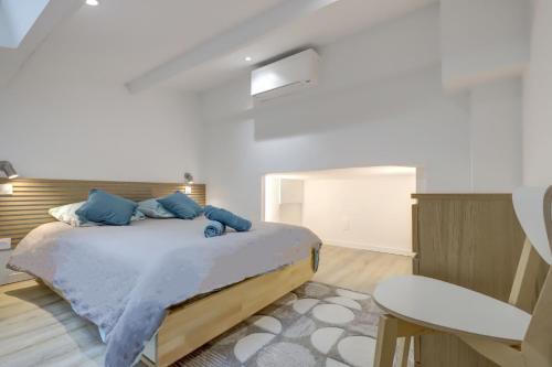 - une chambre avec un lit et une chaise dans l'établissement Cujas, à Toulouse