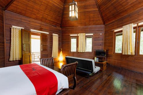 A bed or beds in a room at RedDoorz Resort @ Taman Wisata Mangrove