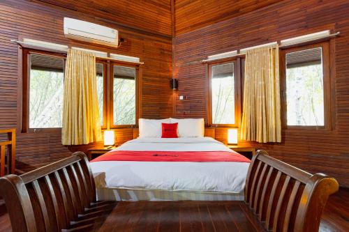 A bed or beds in a room at RedDoorz Resort @ Taman Wisata Mangrove