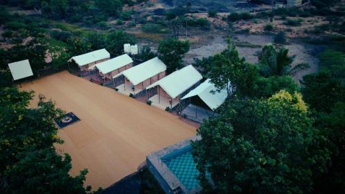 een luchtzicht op een huis met een zwembad bij K's Villa Bella in Bhuj