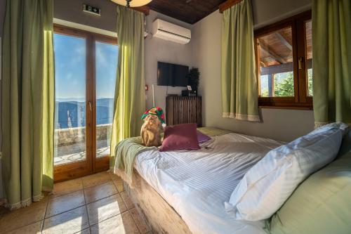 Tempat tidur dalam kamar di Rock Dandy Deluxe Chalet in Arachova - Delphi, Sauna, Prv Parking, Amazing View