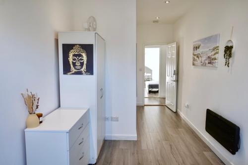 un soggiorno con pareti bianche e TV di Luxury 2 Bedroom Apartment Southsea - Free Parking a Portsmouth