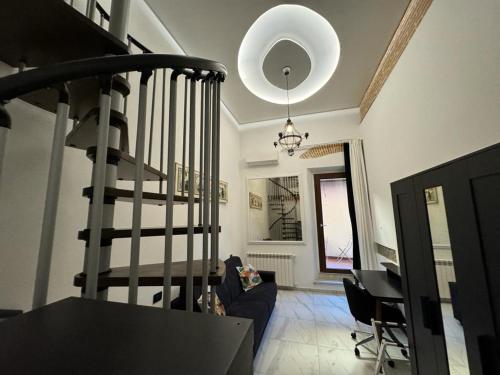 un soggiorno con scala a chiocciola in una casa di Venus Two-Floored Stylish Apartment in the City Center a Firenze