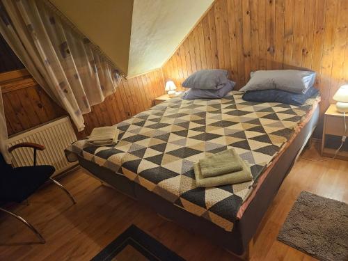 ein Schlafzimmer mit einem karierten Bett in einem Zimmer in der Unterkunft Upeslīči atpūtai in Jelgava