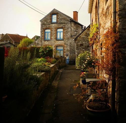 Dārzs pie naktsmītnes Escale Chambre d'hôtes Au coeur du vieux Profondeville entre Namur et Dinant