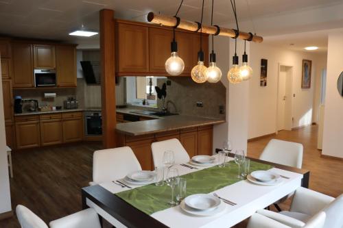 A kitchen or kitchenette at Luxury Apartment near Munich Airport - Therme ED - Parking