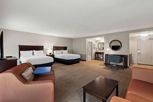 um quarto de hotel com duas camas e um sofá em Hampton Inn & Suites Fort Belvoir Alexandria South em Alexandria